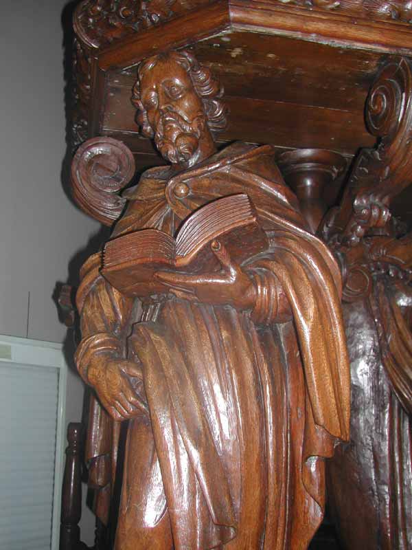 Restauratie van de beelden van de preekstoel.